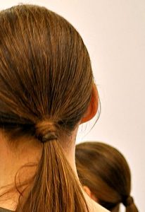 Włosy związane na karku